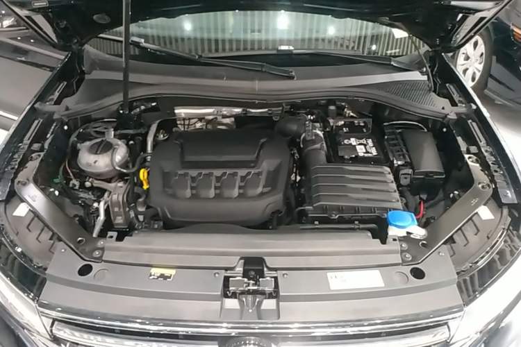 Used Volkswagen Tiguan L 2024 Outstanding Model 330TSI Automatic Two-Wheel Drive R-Line Dragon Glory Edition Engine Bay