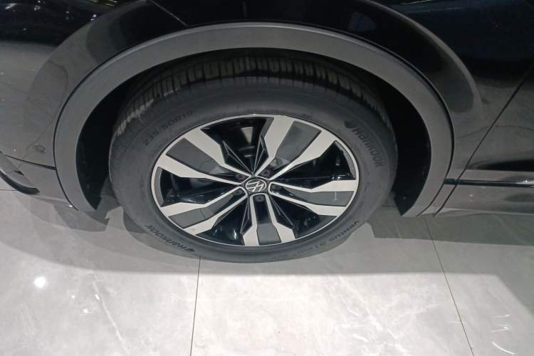 Used Volkswagen Tiguan L 2024 330TSI Automatic Two-Wheel Drive R-Line Enhanced Edition Exterior 4