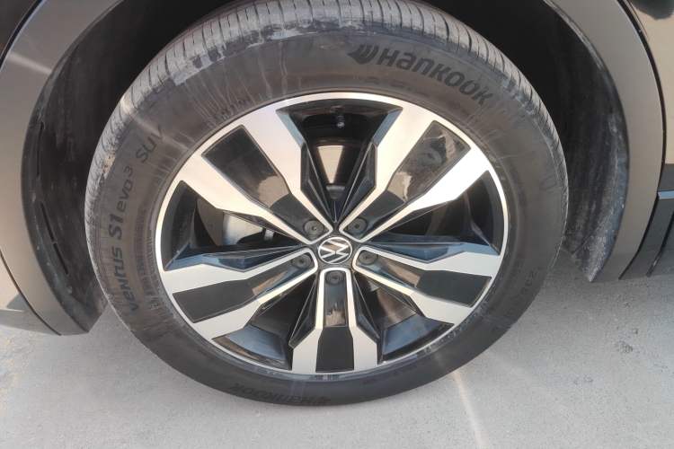 Used Volkswagen Tiguan L 2024 330TSI Automatic Two-Wheel Drive R-Line Enhanced Edition Exterior 4