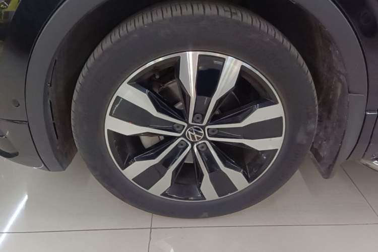 Used Volkswagen Tiguan L 2024 330TSI Automatic Two-Wheel Drive R-Line Enhanced Edition Exterior 4