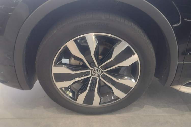 Used Volkswagen Tiguan L 2024 330TSI Automatic Two-Wheel Drive R-Line Enhanced Edition Exterior 4