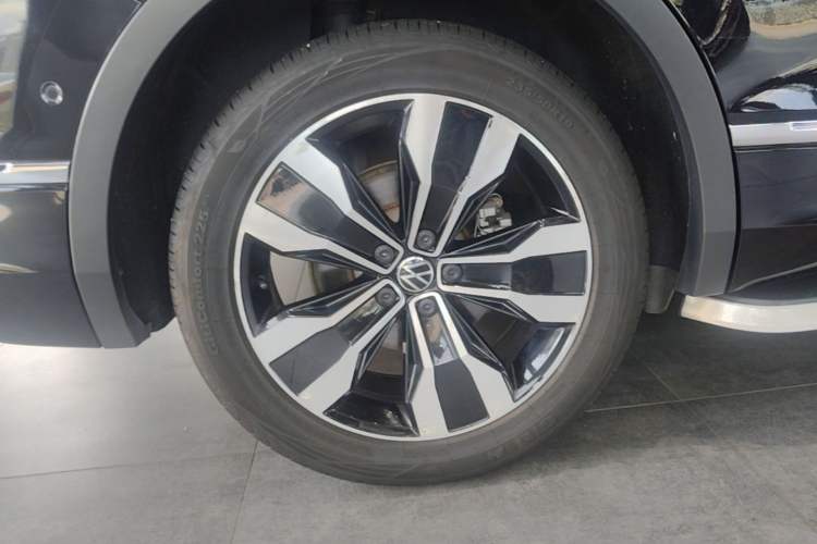 Used Volkswagen Tiguan L 2024 330TSI Automatic Two-Wheel Drive R-Line Enhanced Edition Exterior 5