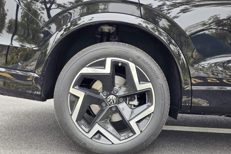 Used Volkswagen Tiguan L 2024 PRO 330TSI Two-Wheel Drive R-Line Smart Edition Exterior 9