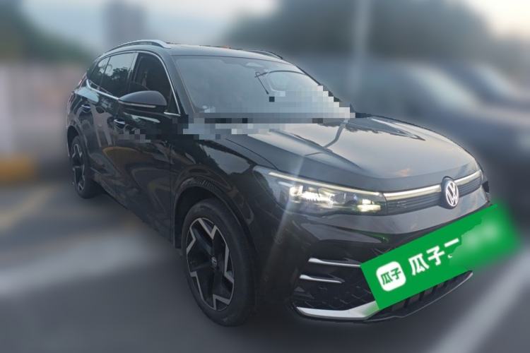 Used Volkswagen Tiguan L 2024 PRO 330TSI Two-Wheel Drive R-Line Smart Edition Front Right 45 Deg