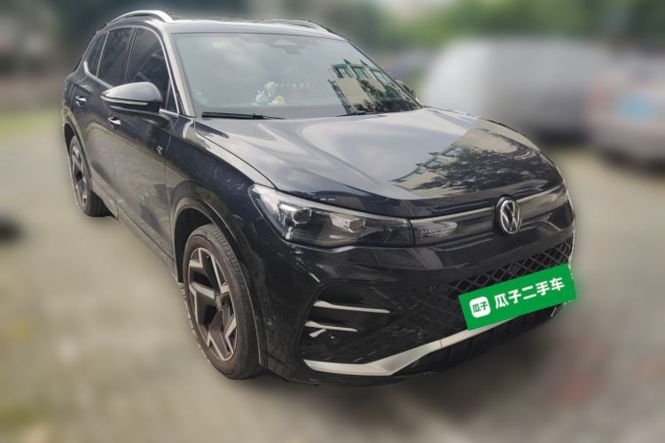 Used Volkswagen Tiguan L 2024 PRO 330TSI Two-Wheel Drive R-Line Smart Edition Front Right 45 Deg
