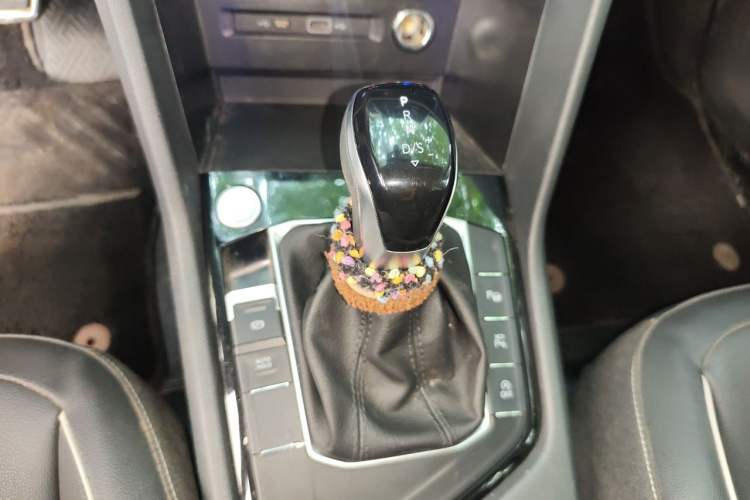 Used Volkswagen Tiguan L 2024 Outstanding Model 330TSI Automatic Two-Wheel Drive R-Line Dragon Glory Edition Gear Lever