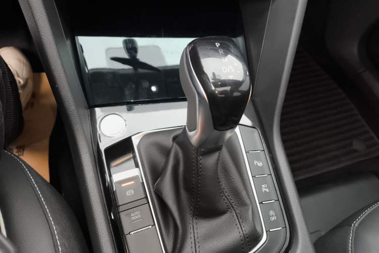 Used Volkswagen Tiguan L 2024 Outstanding Model 330TSI Automatic Two-Wheel Drive R-Line Dragon Glory Edition Gear Lever