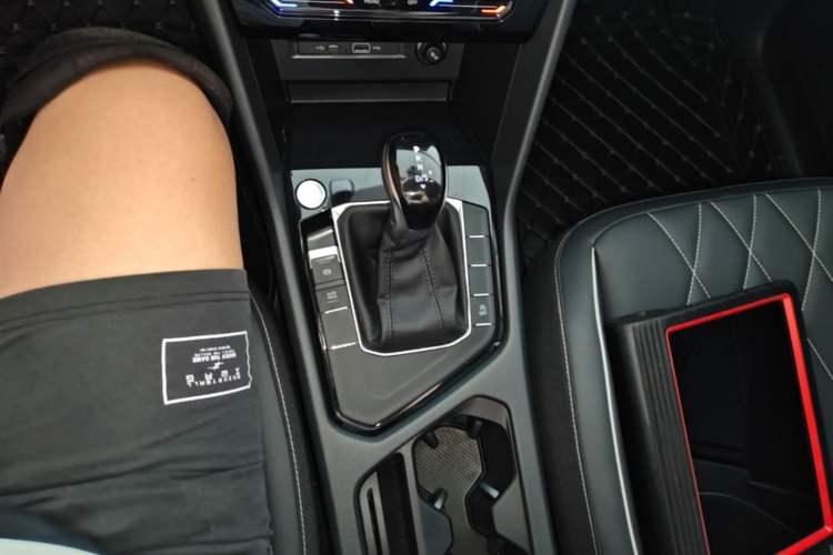 Used Volkswagen Tiguan L 2024 Outstanding Model 300TSI Automatic Two-Wheel Drive Longteng Edition Gear Lever