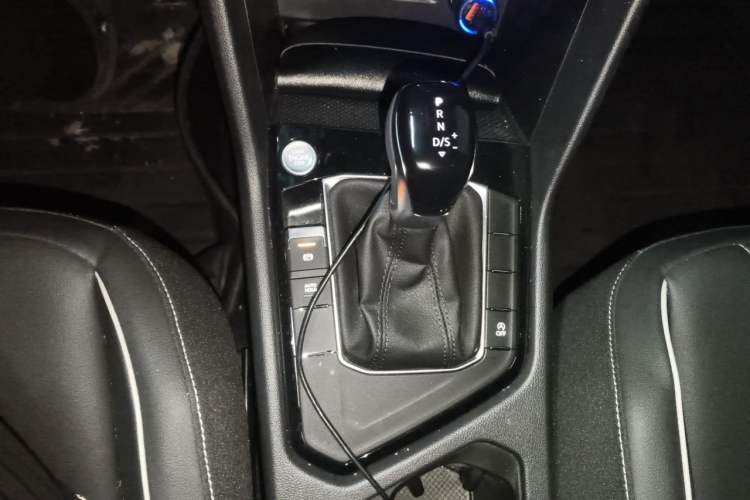 Used Volkswagen Tiguan L 2024 Outstanding Model 300TSI Automatic Two-Wheel Drive Longteng Edition Gear Lever