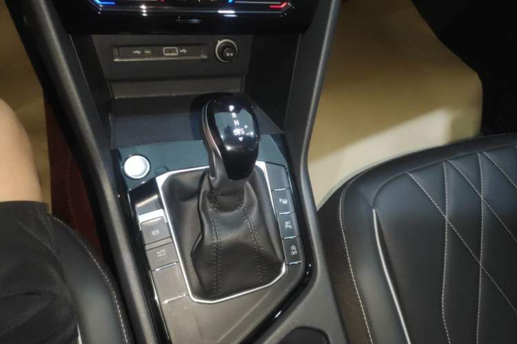 Used Volkswagen Tiguan L 2024 Outstanding Model 330TSI Automatic Two-Wheel Drive R-Line Dragon Glory Edition Gear Lever