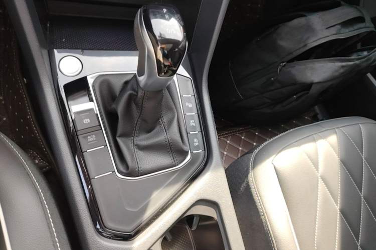Used Volkswagen Tiguan L 2024 Outstanding Model 330TSI Automatic Two-Wheel Drive R-Line Dragon Glory Edition Gear Lever