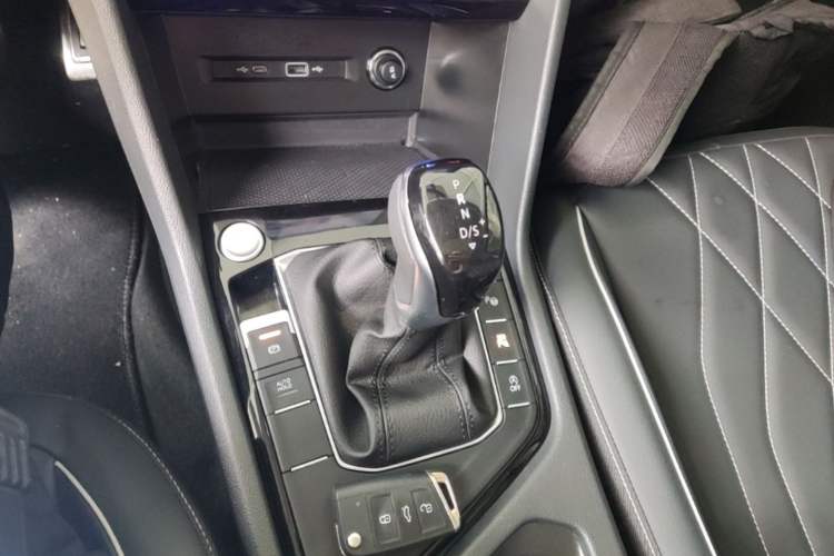 Used Volkswagen Tiguan L 2024 Outstanding Model 330TSI Automatic Two-Wheel Drive R-Line Dragon Glory Edition Gear Lever
