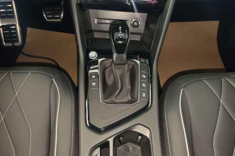 Used Volkswagen Tiguan L 2024 Outstanding Model 330TSI Automatic Two-Wheel Drive R-Line Dragon Glory Edition Gear Lever