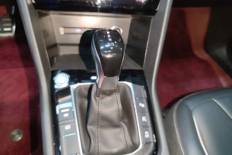 Used Volkswagen Tiguan L 2024 Outstanding Model 330TSI Automatic Two-Wheel Drive R-Line Dragon Glory Edition Gear Lever