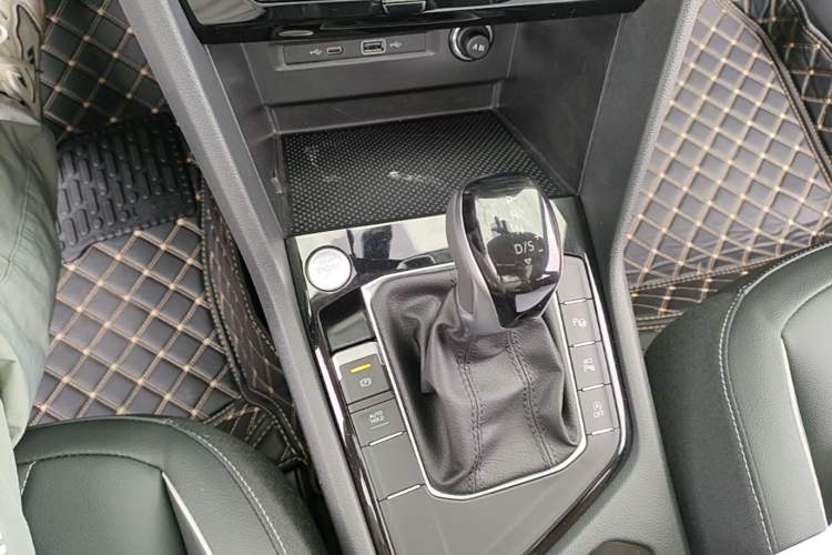 Used Volkswagen Tiguan L 2024 Outstanding Model 330TSI Automatic Two-Wheel Drive R-Line Dragon Glory Edition Gear Lever