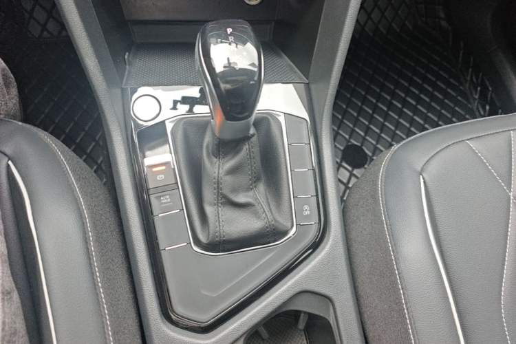 Used Volkswagen Tiguan L 2024 Outstanding Model 300TSI Automatic Two-Wheel Drive Longteng Edition Gear Lever