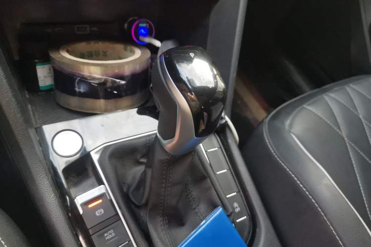 Used Volkswagen Tiguan L 2024 Outstanding Model 300TSI Automatic Two-Wheel Drive Longteng Edition Gear Lever