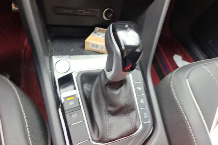 Used Volkswagen Tiguan L 2024 Outstanding Model 330TSI Automatic Two-Wheel Drive R-Line Dragon Glory Edition Gear Lever