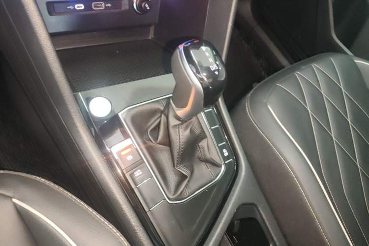 Used Volkswagen Tiguan L 2024 Outstanding Model 300TSI Automatic Two-Wheel Drive Longteng Edition Gear Lever