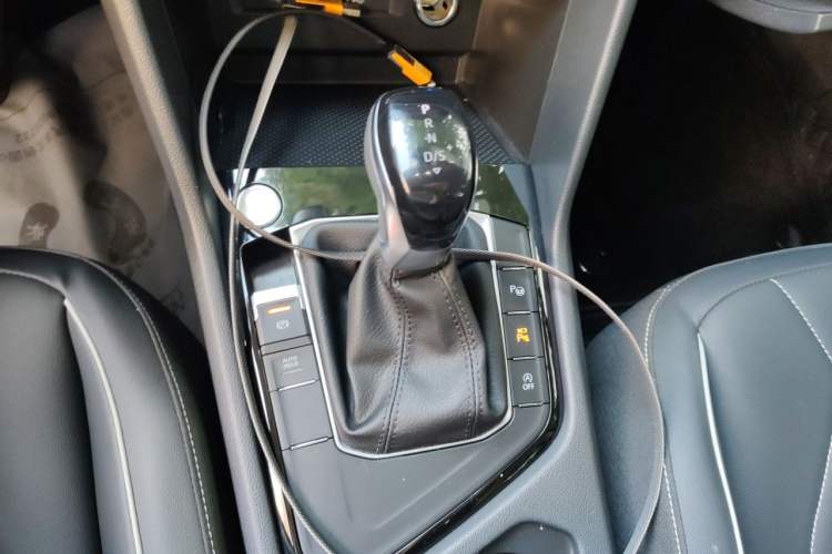 Used Volkswagen Tiguan L 2024 Outstanding Model 330TSI Automatic Two-Wheel Drive R-Line Dragon Glory Edition Gear Lever