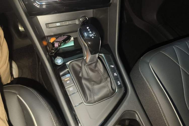 Used Volkswagen Tiguan L 2024 Outstanding Model 330TSI Automatic Two-Wheel Drive R-Line Dragon Glory Edition Gear Lever