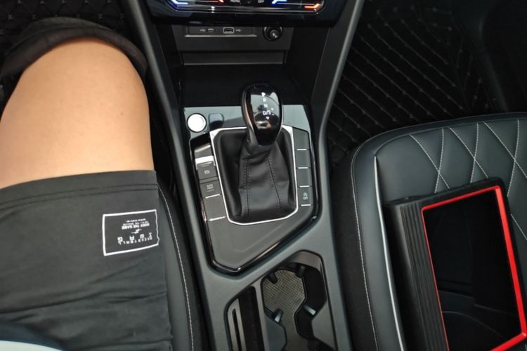Used Volkswagen Tiguan L 2024 Outstanding Model 300TSI Automatic Two-Wheel Drive Longteng Edition Gear Lever