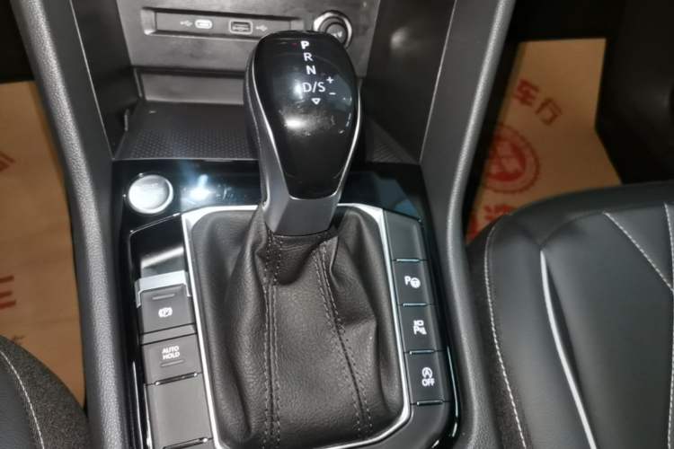 Used Volkswagen Tiguan L 2024 Outstanding Model 330TSI Automatic Two-Wheel Drive R-Line Dragon Glory Edition Gear Lever