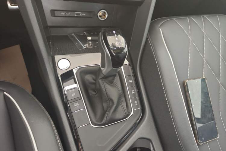 Used Volkswagen Tiguan L 2024 Outstanding Model 330TSI Automatic Two-Wheel Drive R-Line Dragon Glory Edition Gear Lever