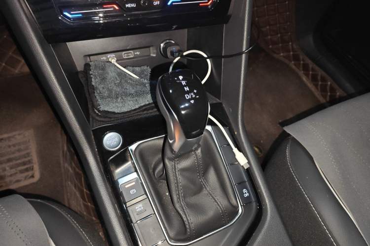 Used Volkswagen Tiguan L 2024 Outstanding Model 300TSI Automatic Two-Wheel Drive Longteng Edition Gear Lever
