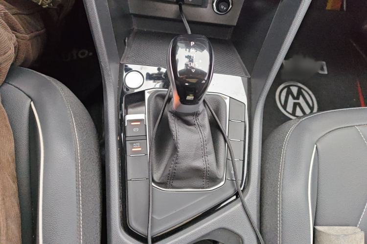 Used Volkswagen Tiguan L 2024 Outstanding Model 300TSI Automatic Two-Wheel Drive Longteng Edition Gear Lever