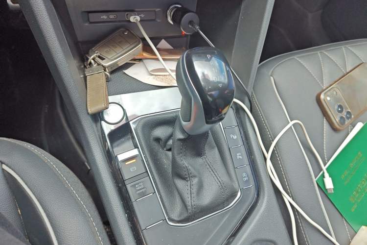 Used Volkswagen Tiguan L 2024 Outstanding Model 330TSI Automatic Two-Wheel Drive R-Line Dragon Glory Edition Gear Lever