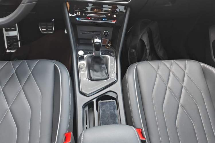 Used Volkswagen Tiguan L 2024 Outstanding Model 330TSI Automatic Two-Wheel Drive R-Line Dragon Glory Edition Gear Lever
