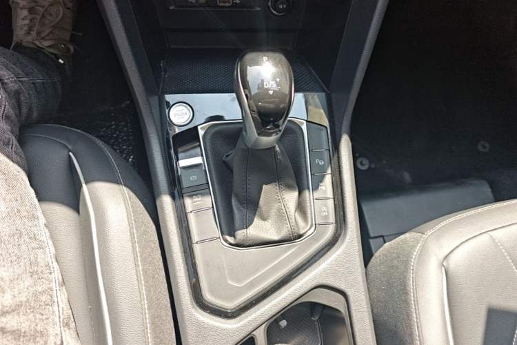 Used Volkswagen Tiguan L 2024 330TSI Automatic Two-Wheel Drive R-Line Enhanced Edition Gear Lever