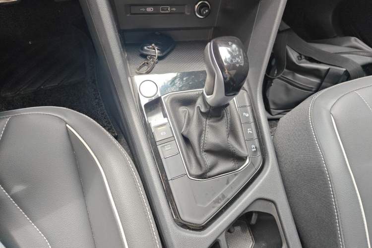 Used Volkswagen Tiguan L 2024 Outstanding Model 330TSI Automatic Two-Wheel Drive R-Line Dragon Glory Edition Gear Lever