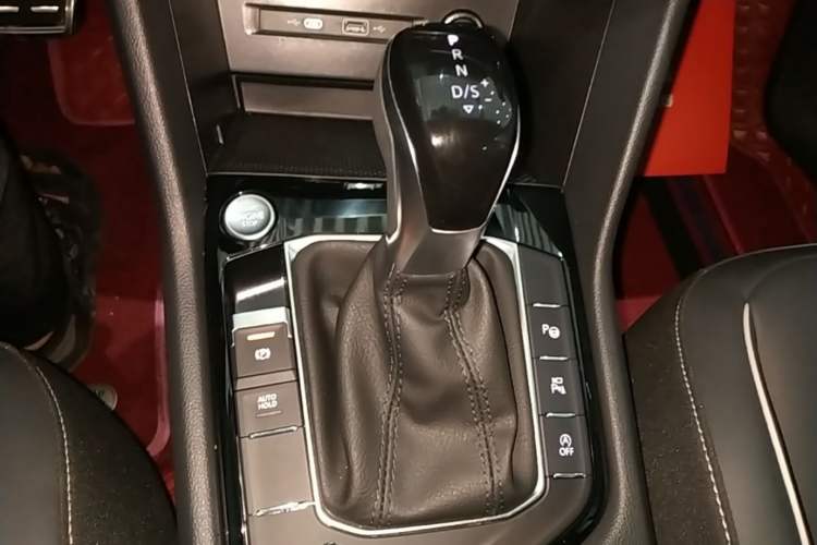 Used Volkswagen Tiguan L 2024 Outstanding Model 330TSI Automatic Two-Wheel Drive R-Line Dragon Glory Edition Gear Lever