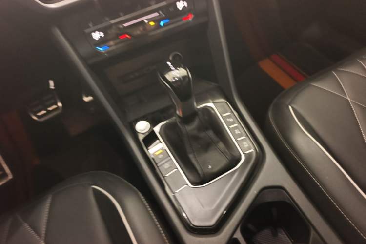 Used Volkswagen Tiguan L 2024 Outstanding Model 330TSI Automatic Two-Wheel Drive R-Line Dragon Glory Edition Gear Lever