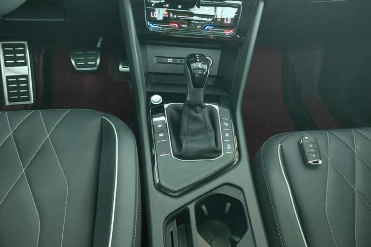 Used Volkswagen Tiguan L 2024 Outstanding Model 330TSI Automatic Two-Wheel Drive R-Line Dragon Glory Edition Gear Lever