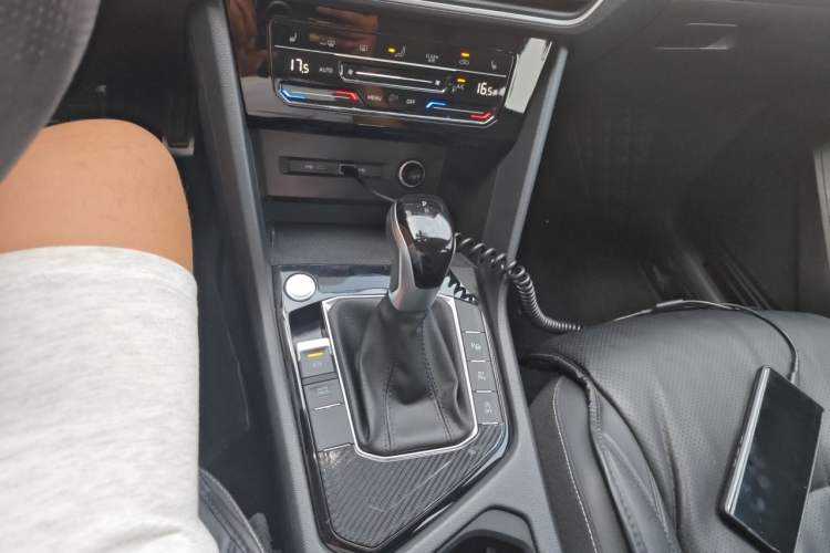 Used Volkswagen Tiguan L 2024 Outstanding Model 330TSI Automatic Two-Wheel Drive R-Line Dragon Glory Edition Gear Lever