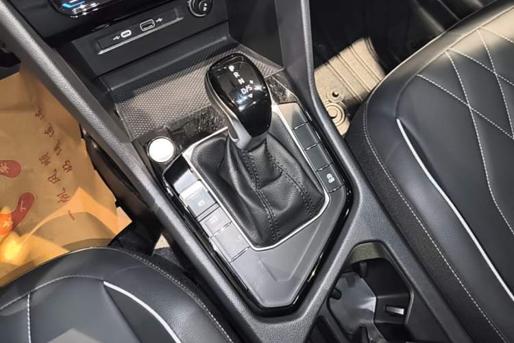 Used Volkswagen Tiguan L 2024 Outstanding Model 300TSI Automatic Two-Wheel Drive Longteng Edition Gear Lever