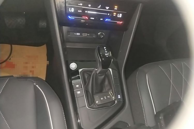Used Volkswagen Tiguan L 2024 Outstanding Model 300TSI Automatic Two-Wheel Drive Longteng Edition Gear Lever