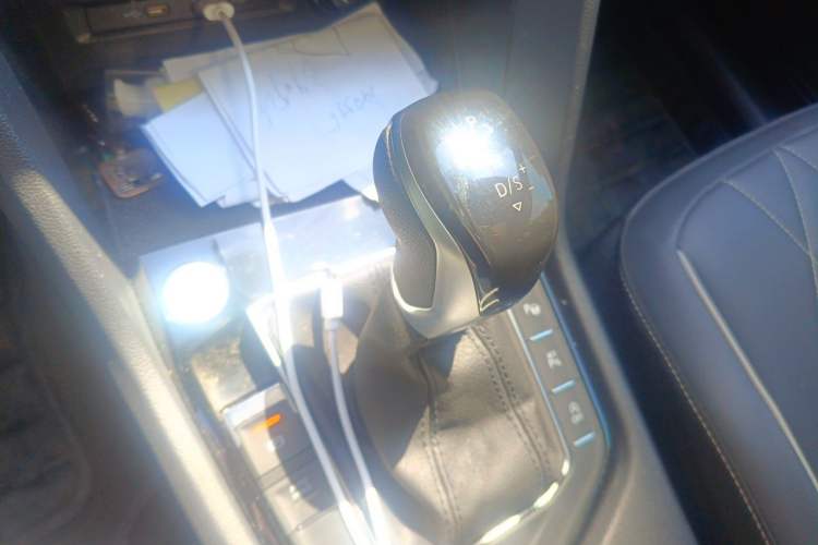 Used Volkswagen Tiguan L 2024 Outstanding Model 330TSI Automatic Two-Wheel Drive R-Line Dragon Glory Edition Gear Lever
