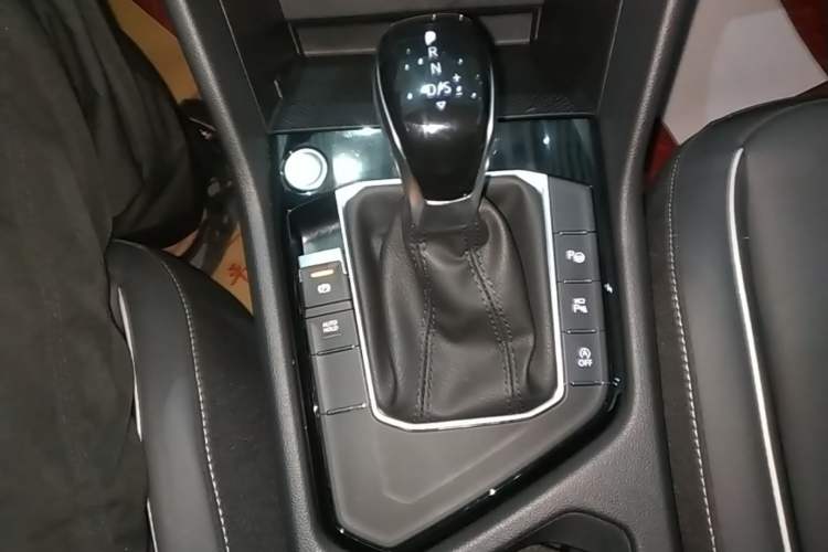 Used Volkswagen Tiguan L 2024 Outstanding Model 330TSI Automatic Two-Wheel Drive R-Line Dragon Glory Edition Gear Lever
