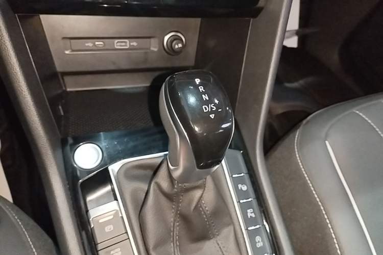 Used Volkswagen Tiguan L 2024 Outstanding Model 330TSI Automatic Two-Wheel Drive R-Line Dragon Glory Edition Gear Lever