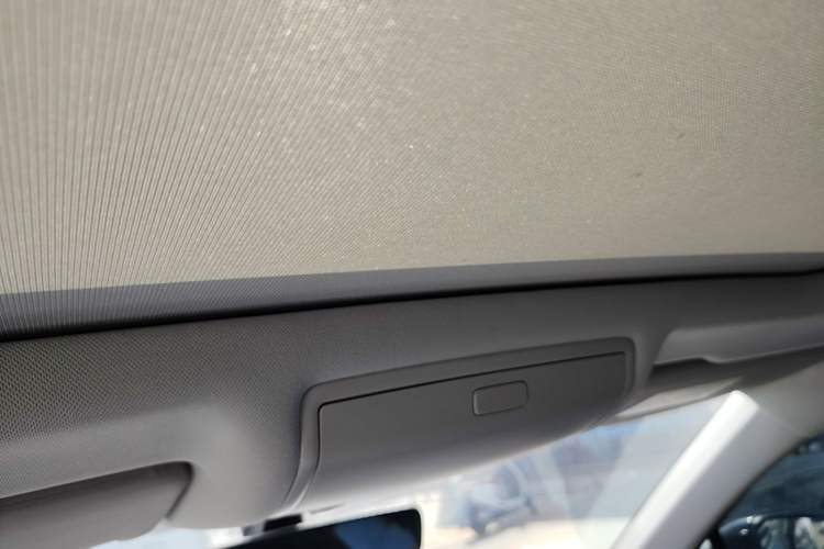 Used Volkswagen Tiguan L 2024 Outstanding Model 330TSI Automatic Two-Wheel Drive R-Line Dragon Glory Edition Headliner