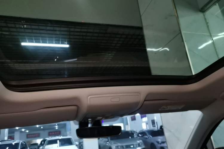 Used Volkswagen Tiguan L 2024 Outstanding Model 330TSI Automatic Two-Wheel Drive R-Line Dragon Glory Edition Headliner