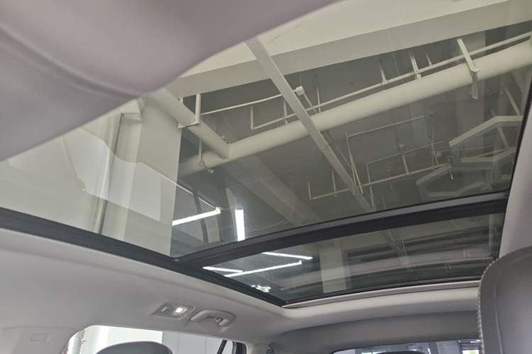 Used Volkswagen Tiguan L 2024 Outstanding Model 330TSI Automatic Two-Wheel Drive R-Line Dragon Glory Edition Headliner