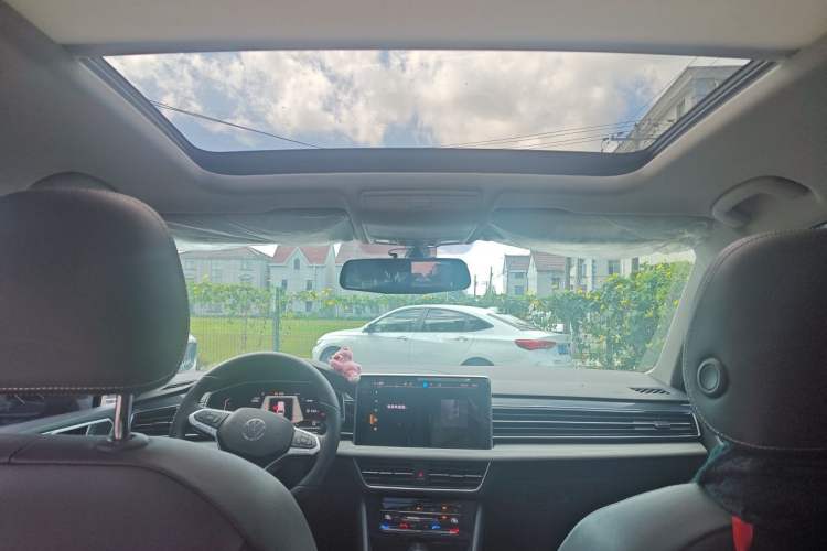 Used Volkswagen Tiguan L 2024 Outstanding Model 330TSI Automatic Two-Wheel Drive R-Line Dragon Glory Edition Headliner