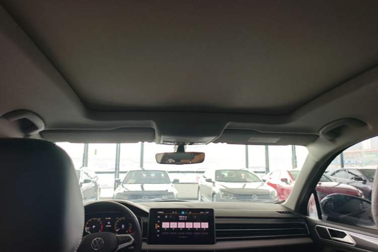 Used Volkswagen Tiguan L 2024 Outstanding Model 330TSI Automatic Two-Wheel Drive R-Line Dragon Glory Edition Headliner