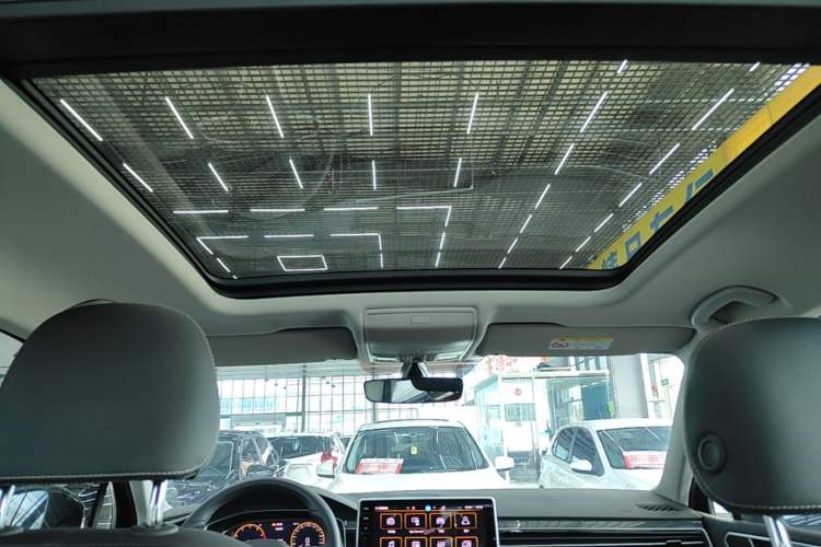 Used Volkswagen Tiguan L 2024 Outstanding Model 330TSI Automatic Two-Wheel Drive R-Line Dragon Glory Edition Headliner