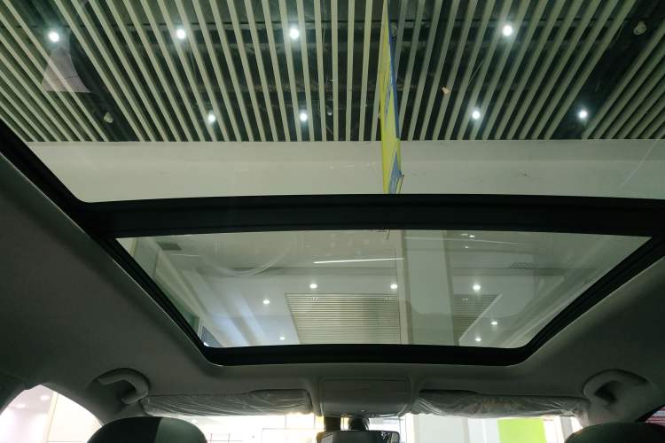 Used Volkswagen Tiguan L 2024 Outstanding Model 330TSI Automatic Two-Wheel Drive R-Line Dragon Glory Edition Headliner